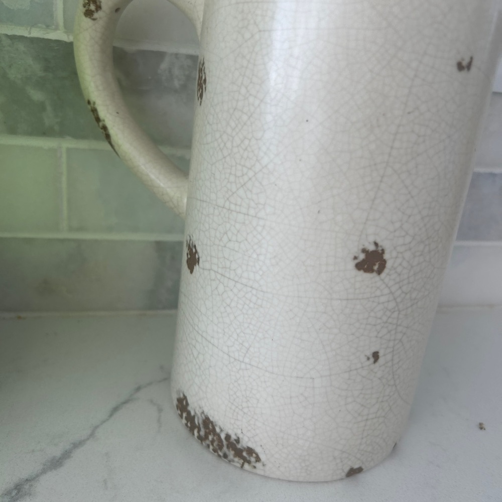 Red Robin ceramic pitcher - Picture 2 of 4